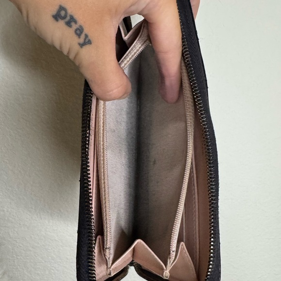 CHANEL BLACK QUILTED ZIPPER WALLET - Picture 4 of 5